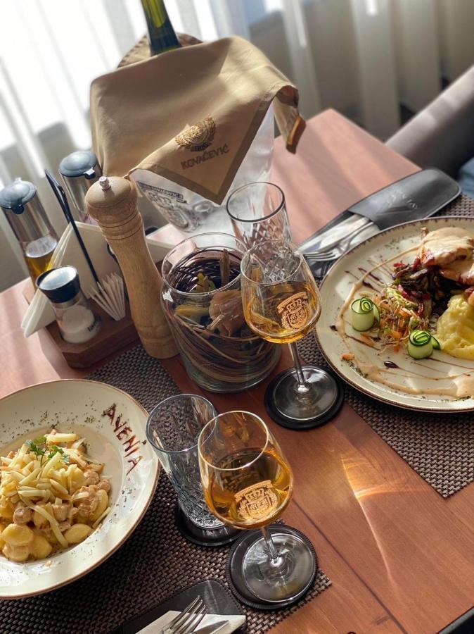 Restaurant & & Avenia Ruma