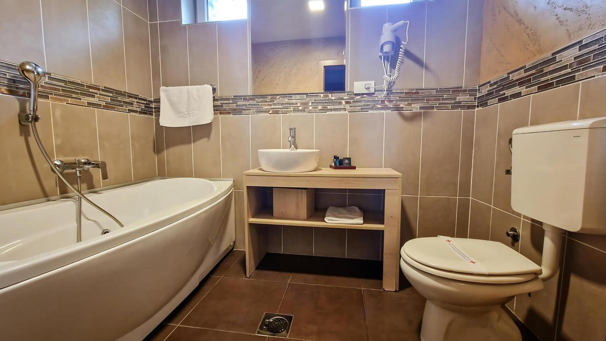 Restaurant & & Avenia 4*