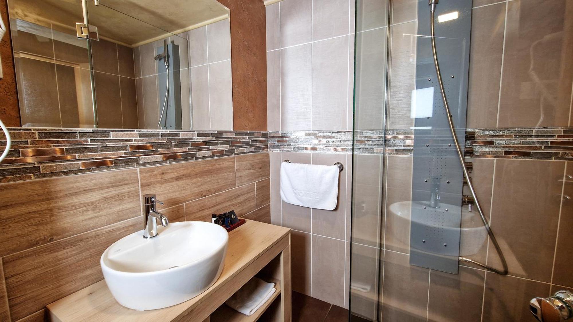 Restaurant & & Avenia Ruma