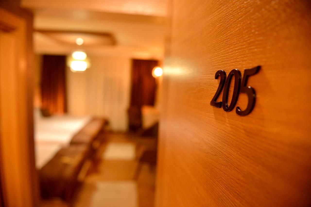 Restaurant & & Avenia